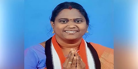 கோவை: கவர்ச்சிகரமான வாக்குறுதிகளை வழங்கி வாக்கு சேகரிக்கும் அமமுக பெண் வேட்பாளர்