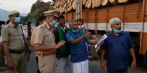 திம்பம்: கால்நடைகள் நலனுக்காக வனக்காவலர்களிடம் கெஞ்சிய விவசாயி