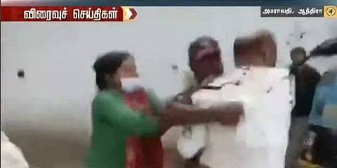 ஆந்திரா: நகராட்சி ஆணையர் மீது மை ஊற்றிய பெண்கள்