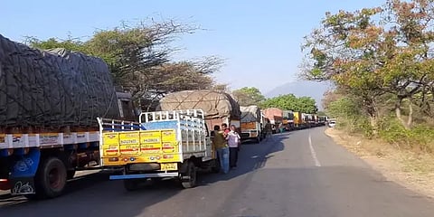 திம்பம் மலைப்பாதையில் 16 மணி நேரமாக காத்திருக்கும் வாகனங்கள்