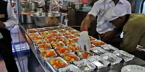 அனைத்து ரயில்களிலும் மீண்டும் தொடங்குகிறது உணவு விநியோகம்