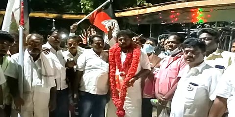 தேர்தலில் வெற்றியா தோல்வியா? கிளி ஜோசியம் பார்த்த அதிமுக வேட்பாளர்