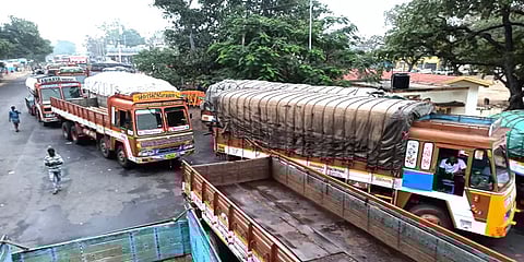 தொடரும் போக்குவரத்து தடை: நெரிசலில் திணறும் திம்பம் மலைப்பாதை