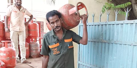 எளியோரின் வலிமைக் கதைகள் 17: ‘சிலிண்டர தூக்கிட்டு மாடி ஏறும்போது நெஞ்சு வலிக்கும் பாருங்க’