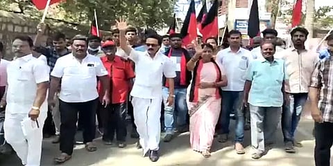 ஸ்டாலின் தான் வாராரு: என நினைத்து "டூப்" ஸ்டாலினுடன் பொதுமக்கள் செல்ஃபி