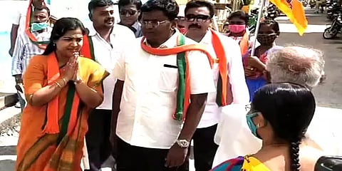 பாஜக வேட்பாளருக்கு வாக்கு சேகரித்த நடிகை ரஞ்சனா நாச்சியார்