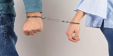 மும்பை: மகனுடன் சேர்ந்து கணவனை கொலை செய்து 7-வது மாடியில் இருந்து தூக்கி வீசிய மனைவி