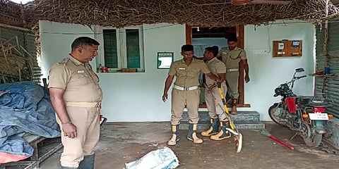 சமையலறைக்குள் பதுங்கி இருந்த விஷப்பாம்பு - ஒரு மணி நேரம் போராடி மீட்ட தீயணைப்பு வீரர்கள்!