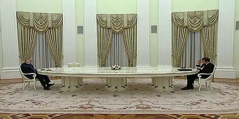 பிரான்ஸ் அதிபரை தொலைவில் வைத்து விளாடிமிர் புதின் உரையாடியது ஏன்? - சர்ச்சை ஆன புகைப்படம்