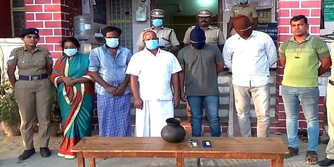 கொள்ளை புகாரில் திடீர் திருப்பம்: விசாரணையில் அம்பலமான இரிடியம் சொம்பு மோசடி - 5 பேர் கைது