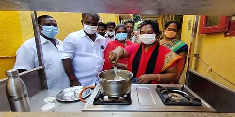 மாங்காடு: கணவருக்காக மனைவியும், மனைவிக்காக கணவரும் போட்டி போட்டு வாக்கு சேகரிப்பு!