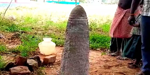 சுரண்டை அருகே கண்டறியப்பட்ட 800 ஆண்டுகள் பழமையான பாண்டியர் கால உருளை கல்வெட்டு