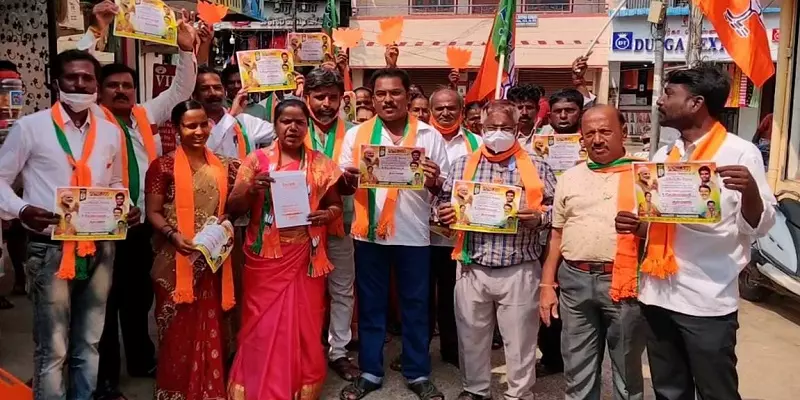 அம்பத்தூர்: தாமரைக்கு ஓட்டு போட அழைப்பிதழ் வைத்து அழைப்பு விடுக்கும் பாஜக பெண் வேட்பாளர்