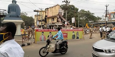 தஞ்சை: குத்தகை விதிகளுக்கு மாறாக கட்டப்பட்ட 4 கட்டடங்கள் இடித்து அகற்றம்