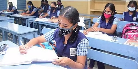 12-ம் வகுப்பு திருப்புதல் தேர்வில், வணிகவியல் வினாத்தாளும் கசிந்ததாக புகார்