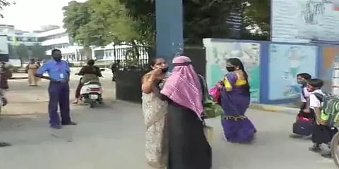 ஹிஜாப் அணிந்து வந்த மாணவிகள் - அனுமதிக்க மறுத்த ஆசிரியர்கள்.. கர்நாடக பள்ளியில் பரபரப்பு