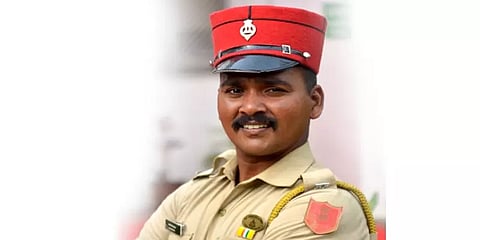 அலையில் சிக்கி உயிருக்கு போராடிய இளைஞர்கள் - துரிதமாக செயல்பட்டு காப்பாற்றிய காவலர்