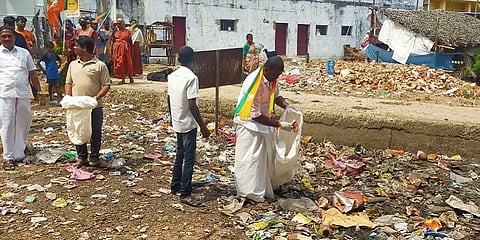 தாமிரபரணி ஆற்றில் குப்பைகளை சுத்தம் செய்து வாக்கு சேகரித்த பாஜக வேட்பாளர்!