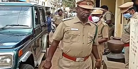 காரைக்குடி: வன அதிகாரிகள் அதிரடி சோதனை - யானை தந்தத்தால் செய்யப்பட்ட பொருட்கள் பறிமுதல்