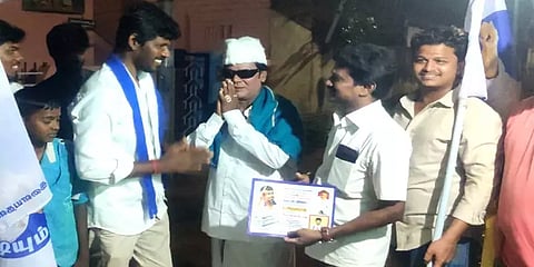 திருச்சி: விஜய் மக்கள் இயக்க வேட்பாளருக்கு ஆதரவாக எம்ஜிஆர் வேடமணிந்து வாக்குசேகரிப்பு