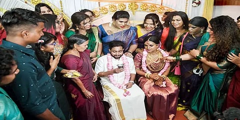 கேரளா: காதலர் தினத்தில் கரம் கோர்த்த திருநங்கை- திருநம்பி ஜோடி