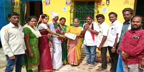 வேலூர்: நண்பனுக்காக மணக்கோலத்தில் வாக்கு சேகரித்த புதுமண தம்பதி