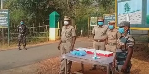 தேனி: ஒரு வருட தடை நீக்கப்பட்டு கும்பக்கரை அருவியில் சுற்றுலாப் பயணிகளுக்கு அனுமதி