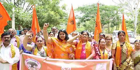 ம.பி.யிலும் ஹிஜாப் எதிர்ப்பு - விஷ்வ இந்து பரிஷத் போராட்டத்தால் கல்லூரியில் அதிரடி தடை