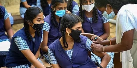 கொரோனா கால மாணவர் நலன் 22: ``குழந்தைகளிடம் தடுப்பூசியை திணிக்கும் அரசு”- சாதகமா பாதகமா?