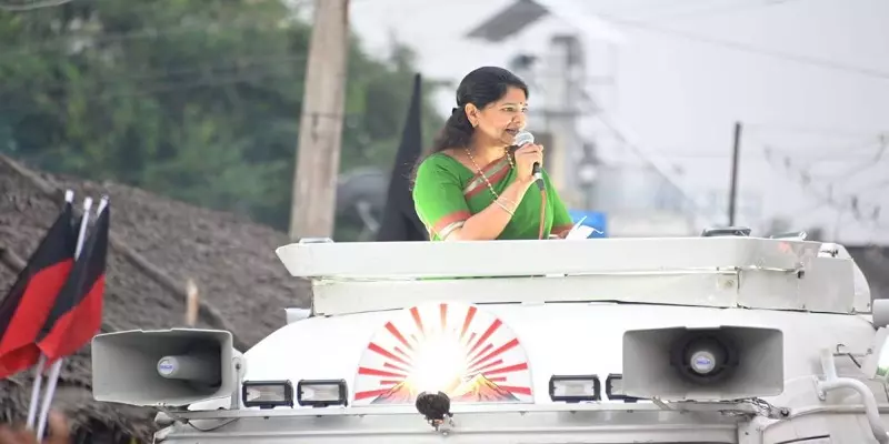 “அண்ணாவின் பெயரில் கட்சி நடத்திக் கொண்டு ஆளுநர் பெயரில் மிரட்டுகிறார் இபிஎஸ்” - கனிமொழி