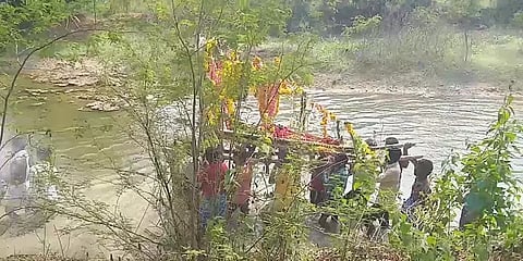 திருவள்ளூர்: ஆற்றின் வழியே முழங்காலளவு தண்ணீரில் சடலங்களை சுமந்து செல்லும் அவலம்