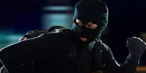 130 சிசிடிவி வீடியோக்களை அலசிய மும்பை போலீஸ்- சிசிடிவி ரெக்கார்டரையே திருடிய பர்தா திருடன்