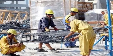 வாரம் முழுவதும் வேலைக்கு வந்தால் 3 குவார்ட்டர்! - தொழிலாளர்களை ஈர்க்க விபரீத விளம்பரங்கள்!