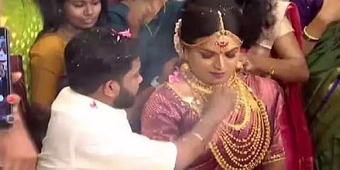 பெற்றோர் சம்மதிக்க, மேளதாளம் முழங்க, கரம்பிடித்த கேரள திருநர் ஜோடி!