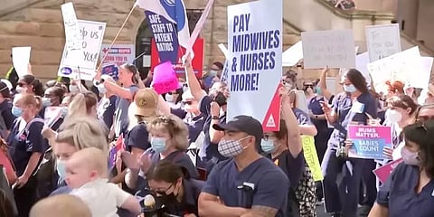 ’ஊதிய உயர்வு கோரிக்கை’ - ஆஸ்திரேலியாவில் ஆயிரக்கணக்கான செவிலியர்கள் போராட்டம்