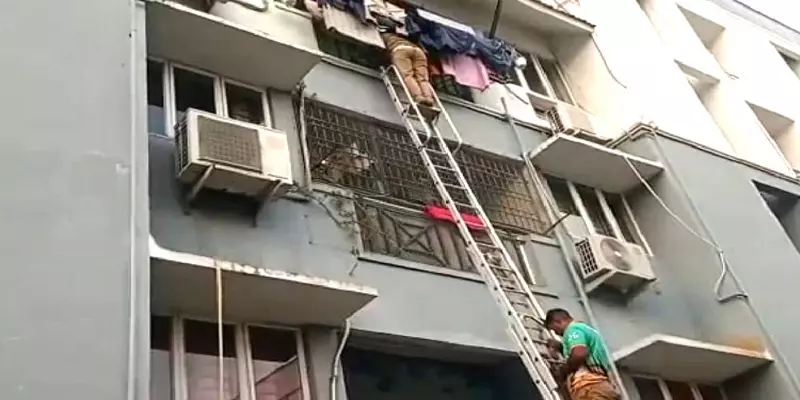 3-வது மாடியில் அறைக்குள் சிக்கித் தவித்த சிறுமி - பத்திரமாக மீட்ட தீயணைப்புத்துறை