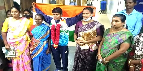 சர்வதேச சிலம்ப போட்டி: தங்கம் வென்ற ஈரோடு வீராங்கனைக்கு உற்சாக வரவேற்பு