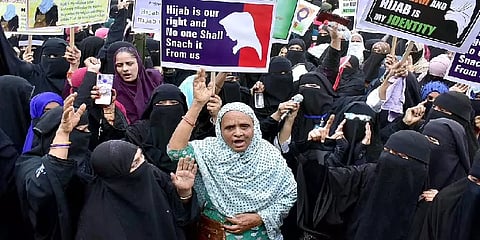 கர்நாடகா: ஹிஜாப் சர்ச்சையால் மூடப்பட்டிருந்த கல்லூரிகள் திறப்பு