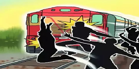 ரயில் மோதி 4 பேர் பலி - தண்டவாளத்தில் நின்றுகொண்டு செல்ஃபி எடுத்தபோது விபரீதம்