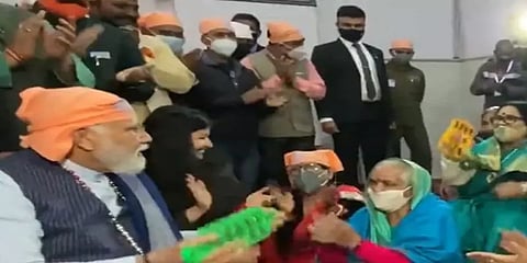 குரு ரவிதாஸ் ஜெயந்தி: ஆர்வத்துடன் இசைக்கருவி வாசித்த பிரதமர் மோடி