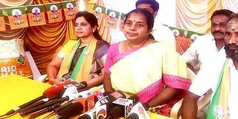 திமுக, அதிமுக என யார் பணம் கொடுத்தாலும் தவறுதான் - வானதி சீனிவாசன்