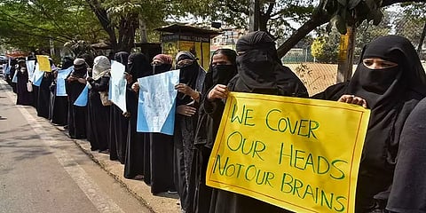 "ஹிஜாப்க்கு மட்டும் தடை விதிப்பது மத பாகுபாடு" - கர்நாடக உயர்நீதிமன்றத்தில் மனுதாரர் வாதம்