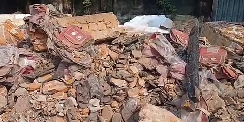 காஞ்சி: வீதியில் கிடந்த ஜெயலலிதா புகைப்படம் பதித்த விலையில்லா புத்தகப்பைகள் -நடந்தது என்ன?