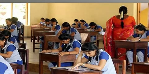 வினாத்தாள்கள் வெளியான விவகாரம்: மெட்ரிக் பள்ளி முதல்வர் உள்ளிட்ட 4 பேர் மீது வழக்குப்பதிவு