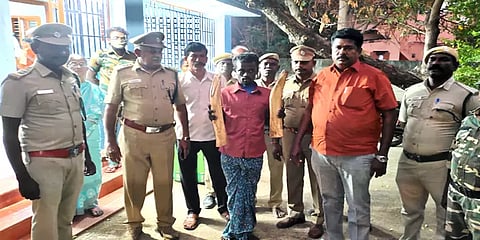 விருதுநகர்: விவசாய தோப்பில் பதுக்கி வைத்திருந்த 2 யானை தந்தங்கள் பறிமுதல்