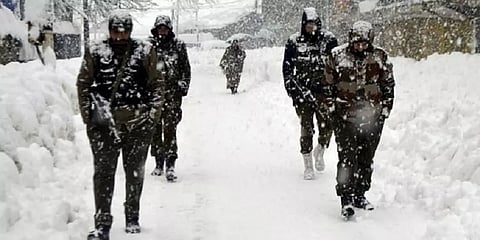 ரத்தத்தை உறைய வைக்கும் பனியில் உன்னத பணி - வைரலாகும் வீடியோ