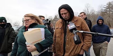 நியூயார்க்: படிக்கட்டுக்கு அடியில் ரகசிய அறை! 2 ஆண்டுக்கு பின் கண்டுபிடிக்கப்பட்ட குழந்தை!