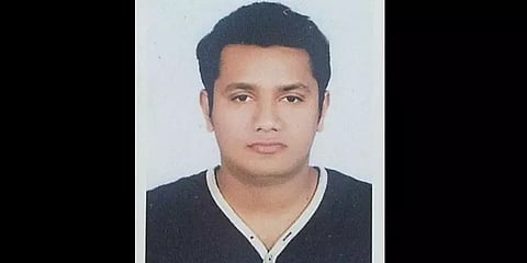 மனைவியின் பிரிவு; காதல் தோல்வி விரக்தி - போனில் பேசியபடியே இளைஞர் எடுத்த விபரீத முடிவு!