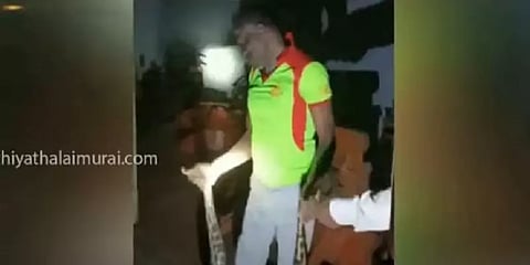 'என்னயா பிடிக்க வர?' - தீயணைப்பு துறை வீரரை கடித்த பாம்பு