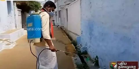 கொசு மருந்து அடித்து வாக்கு சேகரித்த அதிமுக வேட்பாளர்